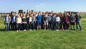 Unsere Reisegruppe vor Stonehenge, mit überraschenden Gästen aus England