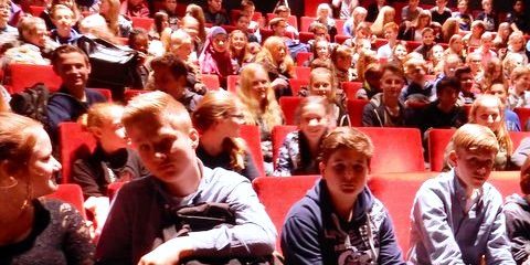 Wie inszeniert man einen Jugendroman? – Schüler des Emsland-Gymnasiums besuchen Theateraufführung „Tschick“ in Münster