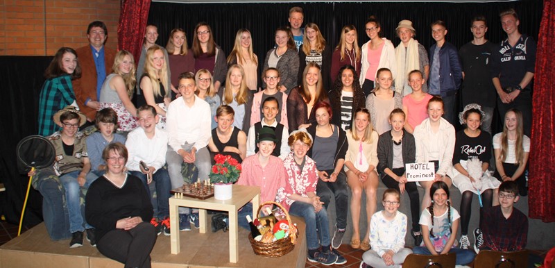 Eine doppelte Premiere am Emsland-Gymnasium:  Backstage und der Schulchor präsentierten Verwechslungskomödie