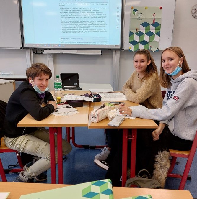 Schülerinnen am Emsland-Gymnasium erfolgreich zu Medienscouts ausgebildet