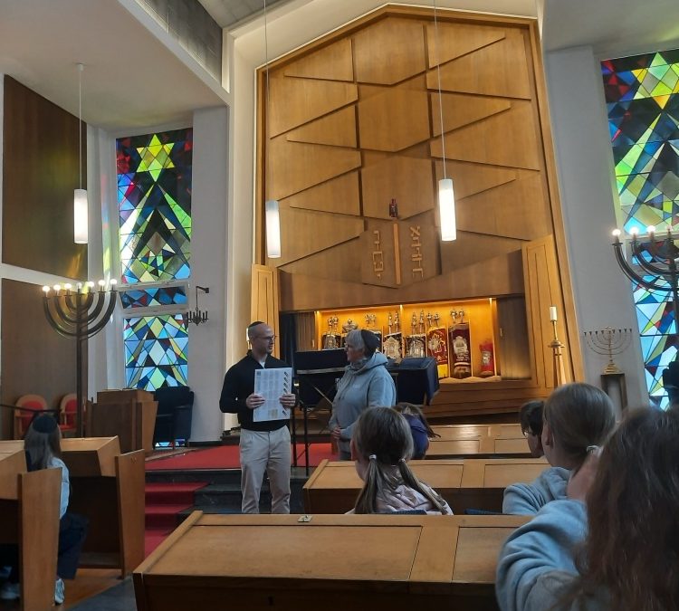 Voneinander füreinander lernen – Jahrgangsstufe 6 des Emsland-Gymnasiums besuchte Synagoge und Dom in Münster