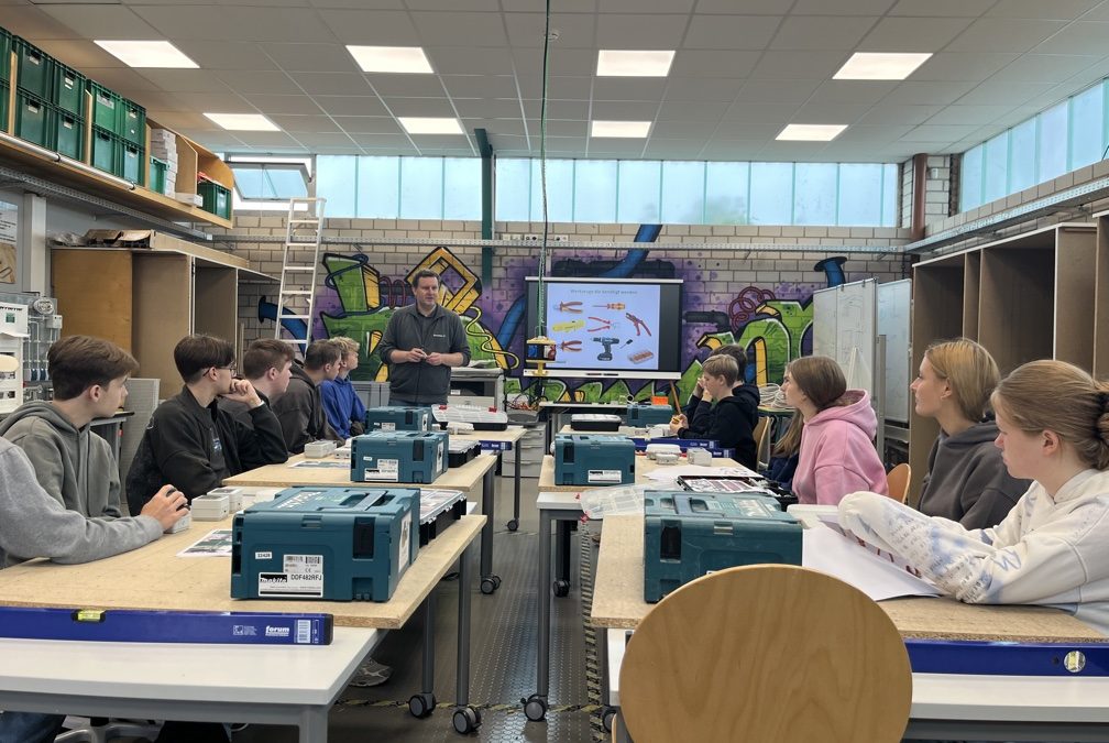 Emsland-Gymnasiasten praktizieren Physik bei der Fa. Beermann