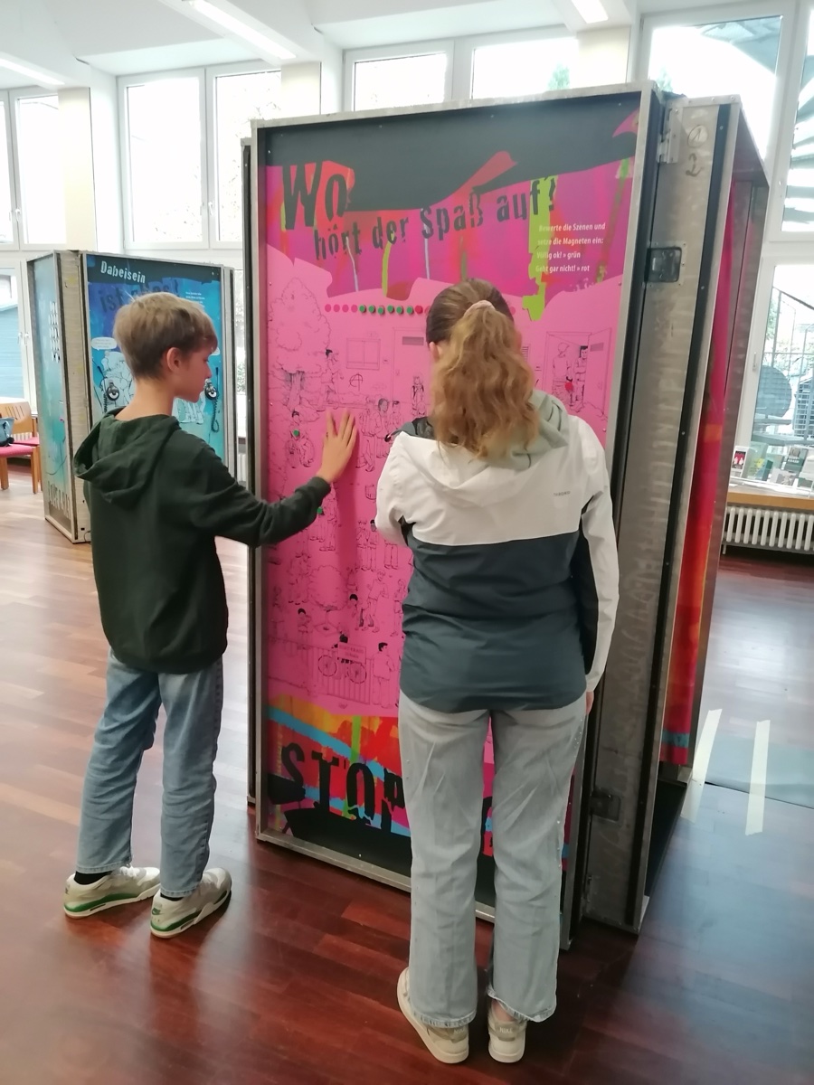 Besuch der Ausstellung „Echt krass!“ im Jakobizentrum