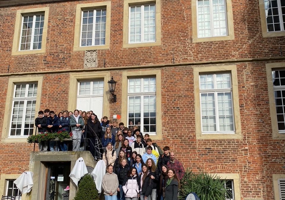 Gruselspaß auf der Burg – Kreative Exkursion zweier achter Klassen des Emsland-Gymnasiums zur Burg Hülshoff bei Münster
