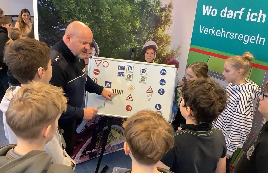 Verkehrssicherheitsaktion der AGFS am Emsland-Gymnasium Rheine