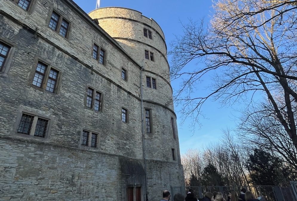Zehntklässler des Emsland-Gymnasiums besuchen die Gedenkstätte Wewelsburg