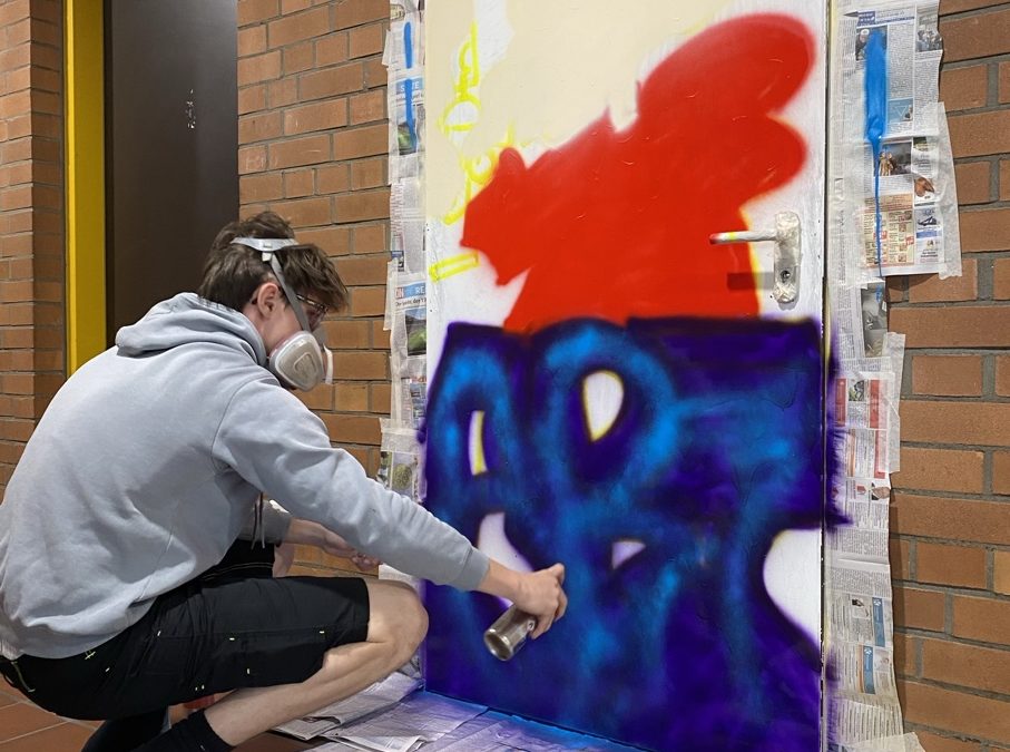 Schülerkunst setzt neues Zeichen im Kunstrakt