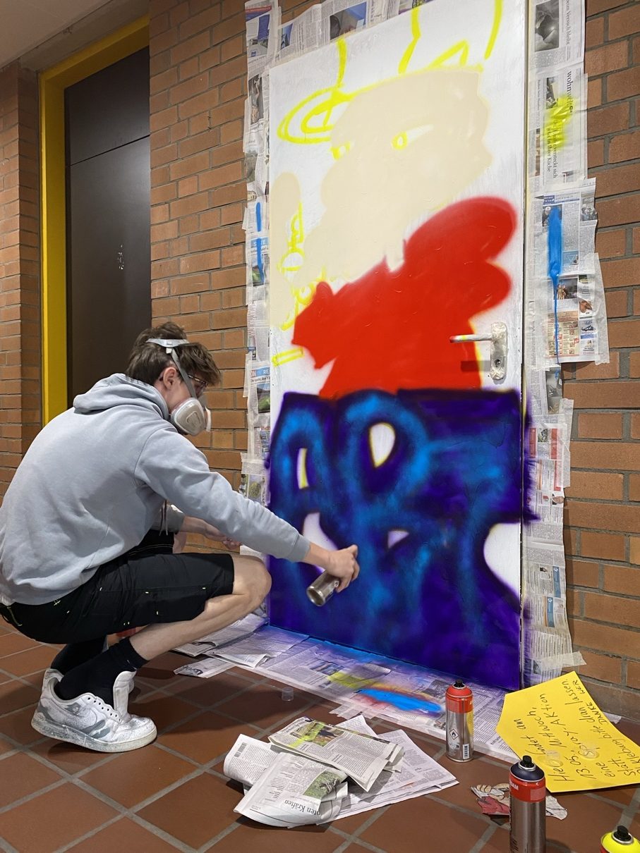 Schülerkunst setzt neues Zeichen im Kunstrakt